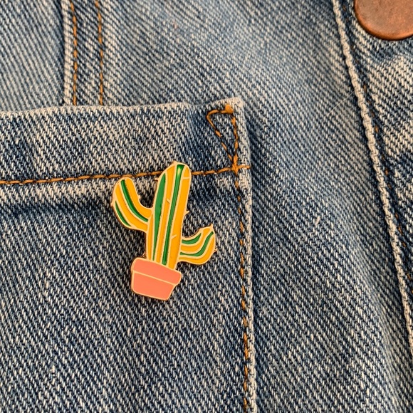 ⭐️3/$20⭐️ Hard Enamel Cactus Succulent Tiny Lapel Pin - Picture 1 of 2
